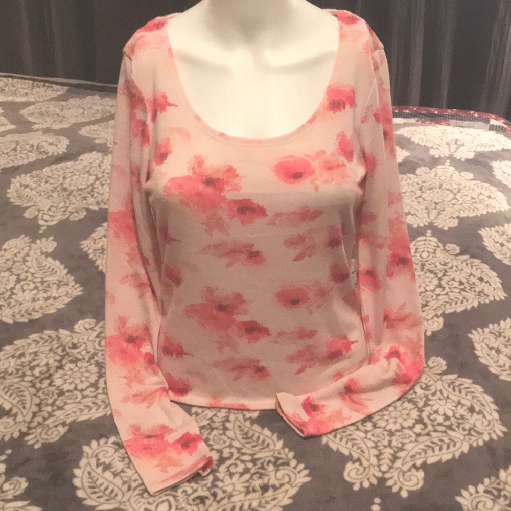 BRAND NEW medium light springtime MUDD sweater.